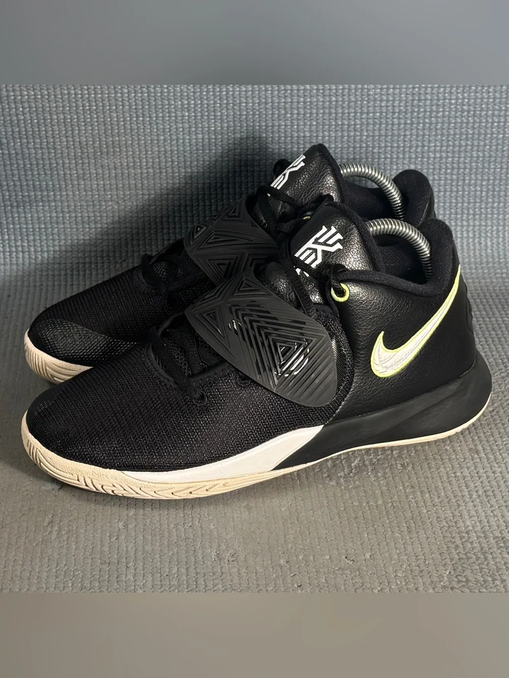 Nike Boy’s Kyrie Flytrap III Black/White-Volt (GS)  Shoes BQ5620-001 Size 7Y